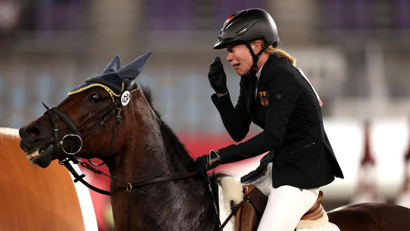 Terrible image : un cheval indomptable fait perdre l'or à Schleu, qui fond en larmes