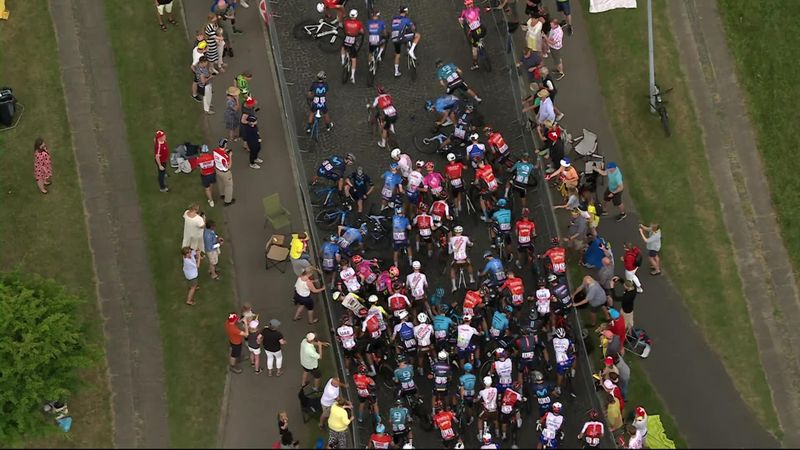 ‘What a nightmare’ – Huge pile-up with 10km to go on Stage 3