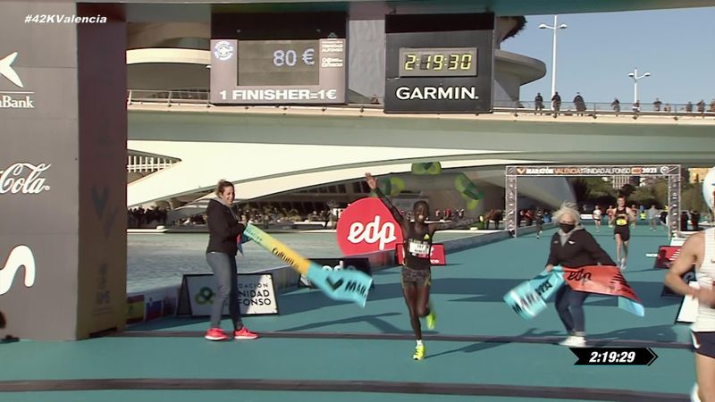 Watch the finish as Jelagat wins Valencia Marathon in style