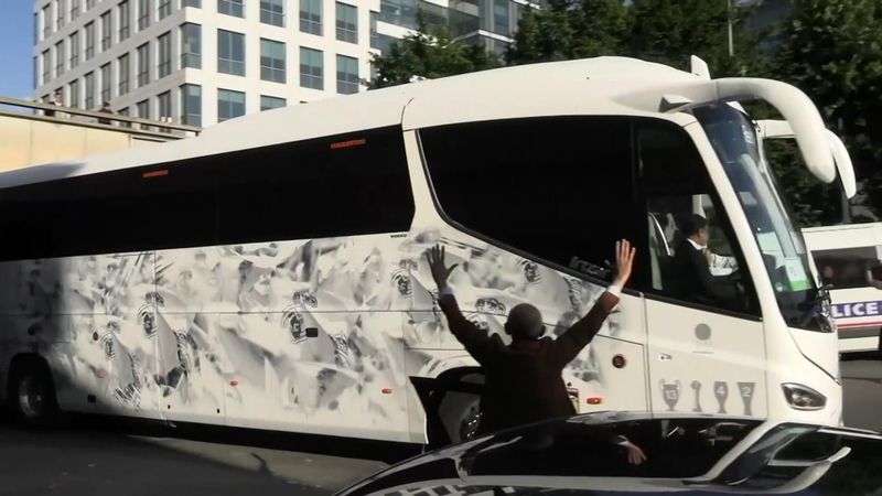 Ambiance à Saint-Denis : les arrivées des bus du Real et de Liverpool acclamées par les supporters