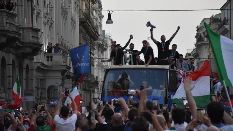 La parata degli azzurri: pullman scoperto a Roma e delirio