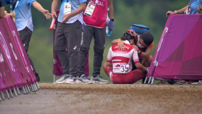 Bittere Tränen: Mountainbikerin fällt völlig entkräftet vom Rad
