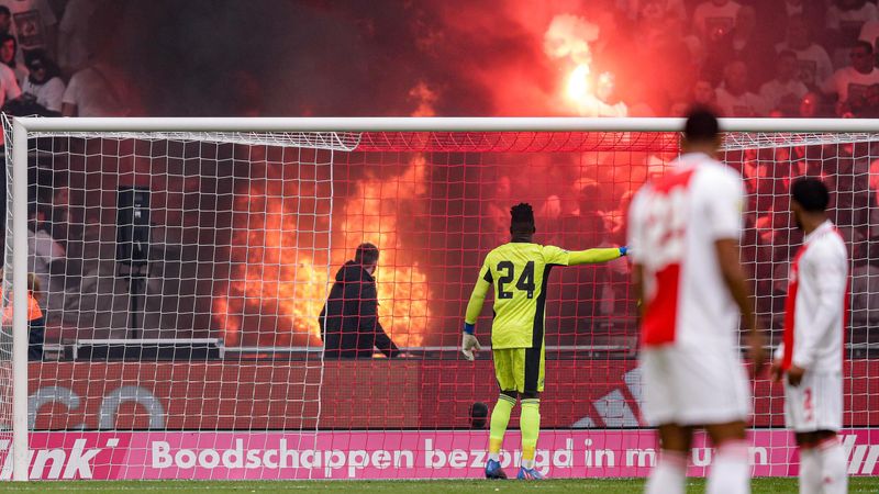 Beängstigende Szenen: Feuer in der Ajax-Kurve!