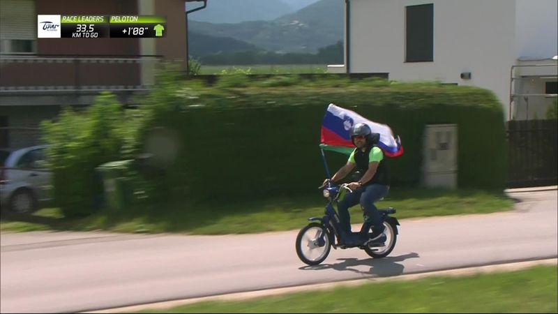 Ronde van Slovenië | Haha! Man houdt peloton bij op Solex