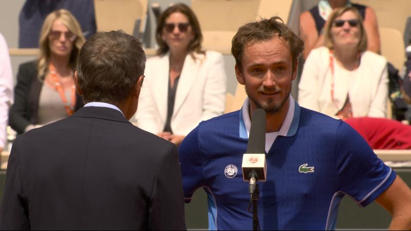 Roland Garros | "Ben teleurgesteld in je Mats" - Grappende Medvedev neemt Wilander op de hak