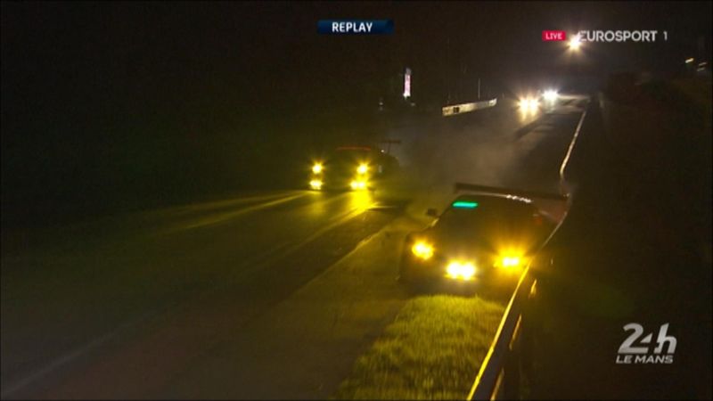 Le Mans 24 Saat: Aston Martin güvenlik bariyerlerine çarptı