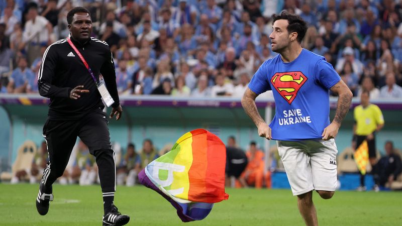 WM-Flitzer Mario Ferri stürmt Platz mit Regenbogenfahne