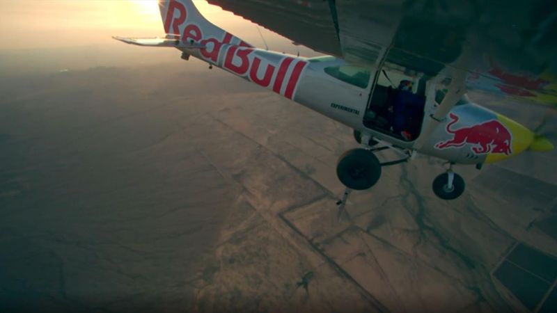 Spektakulärer Skydive von Flugzeug zu Flugzeug bei Red Bull Plane Swap