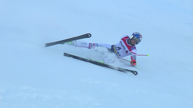'Oh no!' - Alexis Pinturault crashes out of Giant Slalom