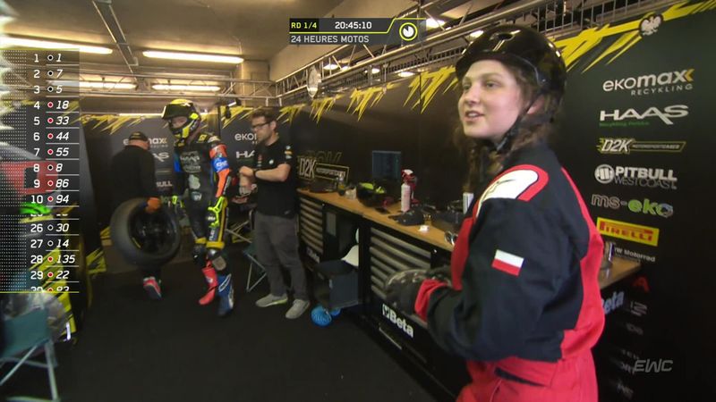 Une première aux 24h du Mans moto : Une femme mécanicienne au changement de pneus