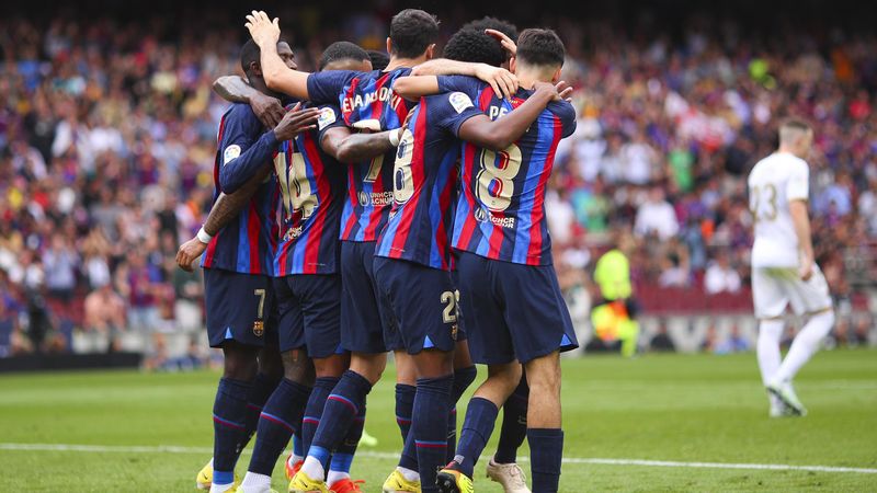 Resumen FC Barcelona-Elche: goleada y liderato a la espera del derbi (3-0)