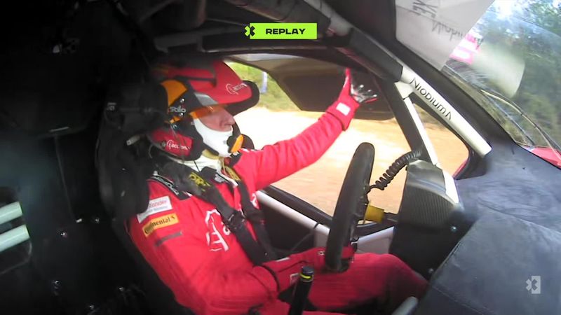 Sainz, genio de la conducción: Se le abre una puerta y la cierra sin soltar el volante