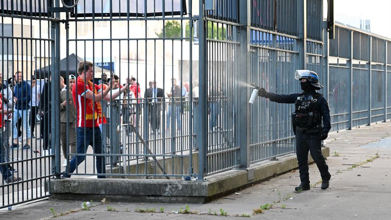 Liverpool-Real, lacrimogeni, placcaggi e disordini: il caos fuori dallo Stade de France