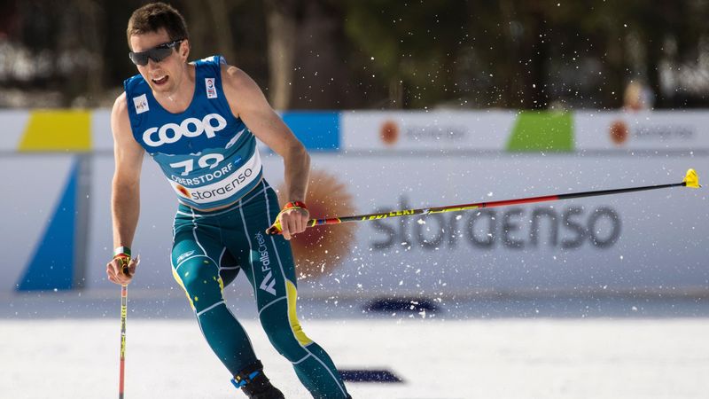 Sommerliches Outfit: Australier tritt beim Skilanglauf bauchfrei an