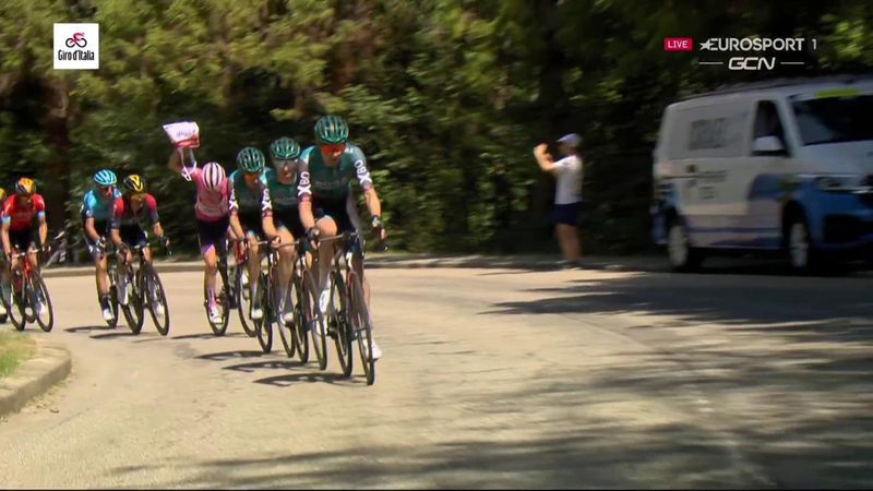 Un geste qui aurait pu coûter : le leader du Giro a balancé sa musette sur la route