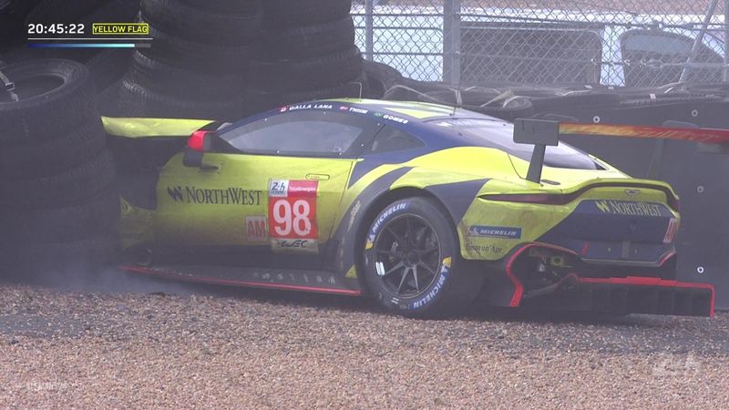 24 uur Le Mans | Gomes crasht keihard met zijn Aston Martin tot onder de bandenstapel