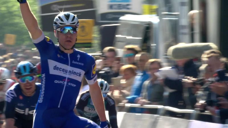Jakobsen wins thrilling sprint in Scheldeprijs