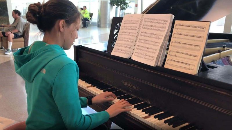 Allround-Talent Gu: Olympia-Star begeistert mit Klavier-Solo am Flughafen