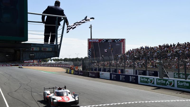 Le Mans: Toyota und Porsche jubeln - die Zieldurchfahrt