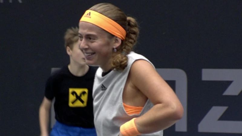 WTA Linz: El susto de Ostapenko tras perder la raqueta en un saque