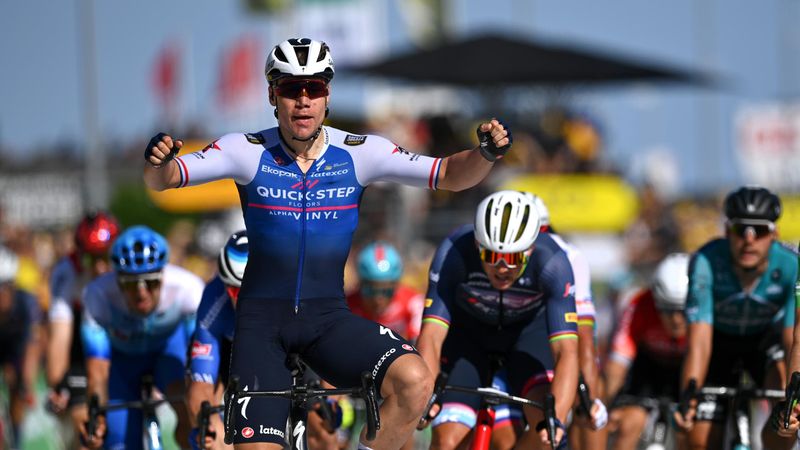 Tour de France | Kijk hoe het bijna misgaat met Jakobsen voordat hij naar de overwinning sprint