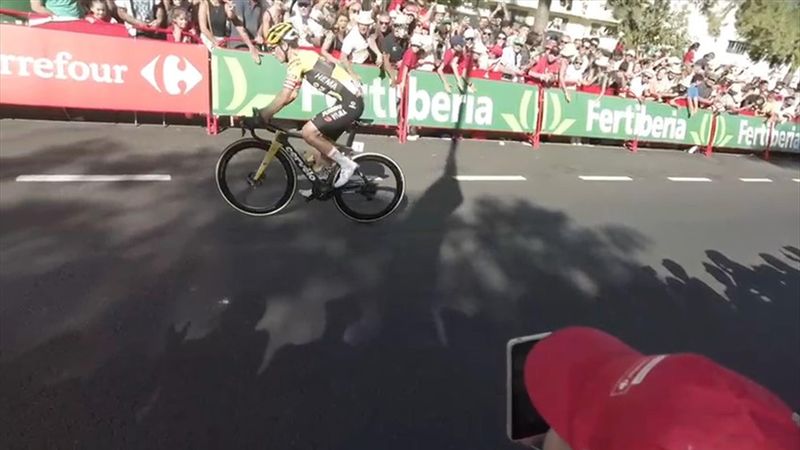 Inédito y muy impactante vídeo de Roglic tras levantarse de su caída: aturdido sobre su bicicleta