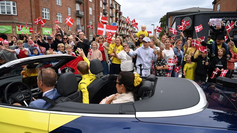 Tour de France | Vingegaard door tienduizenden enthousiaste Denen onthaald tijdens huldiging