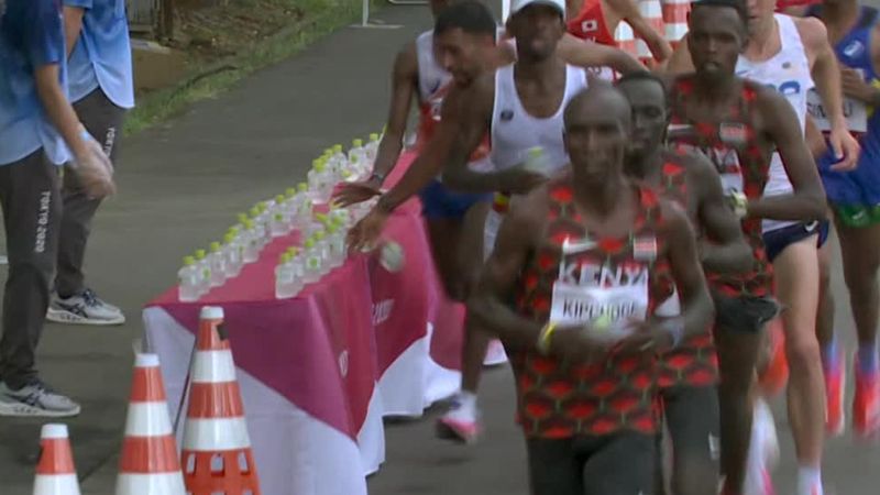 Atletismo (H), maratón | ¿Torpeza o mala intención? El extraño gesto con una botella de Amdouni