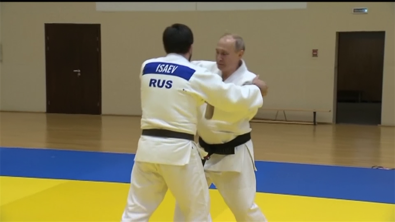 La Federazione Internazionale Judo sospende Putin: era presidente onorario