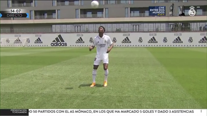 Il Real Madrid presenta Tchouameni: maglia n.18 e primi palleggi