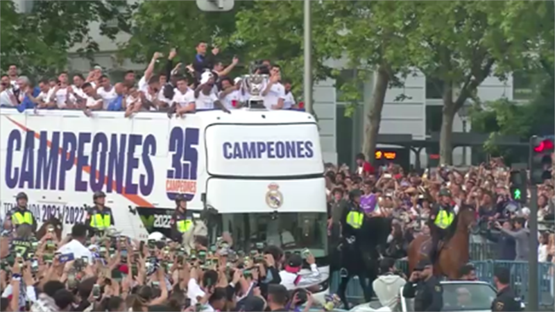 Real Madrid in trionfo: bus scoperto tra 150mila tifosi