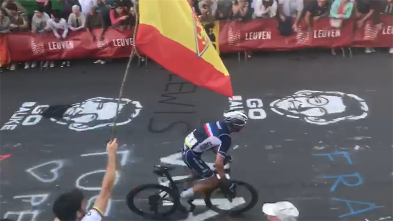 La bandera del Real Zaragoza en el Mundial de ciclismo, en plena acción