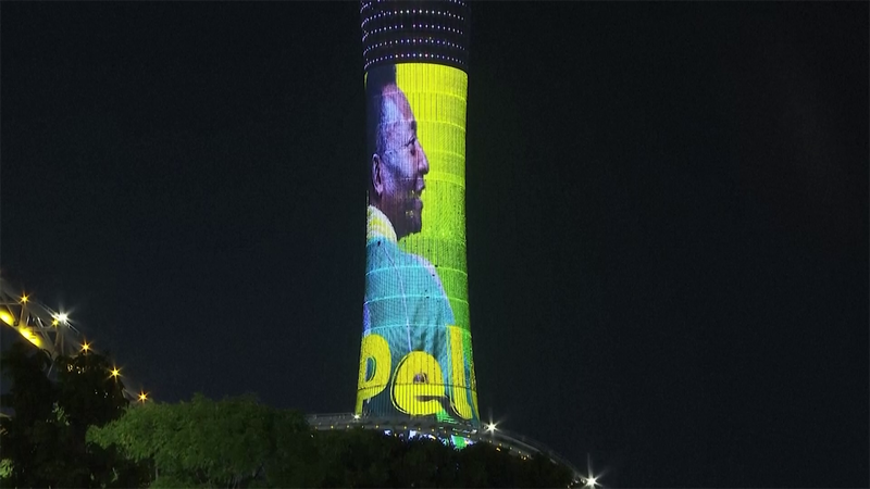 Il mondo del calcio prega per Pelé: la torcia si illumina per lui in Qatar