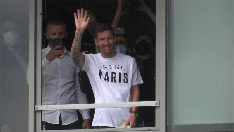 PSG fans go wild as Messi arrives in Paris after finalising move from Barca