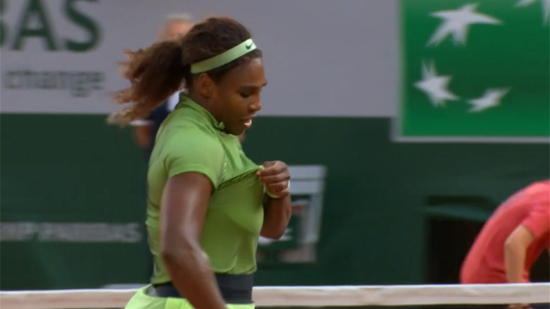 Kuriose Szene: Serena reißt im Ballwechsel der BH