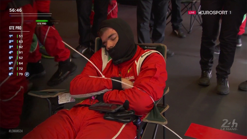 Il meccanico si addormenta, il team lo lega alla sedia