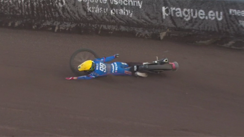 'The bike's broken!' - Bewley involved in bizarre tumble as bike falls apart mid-race