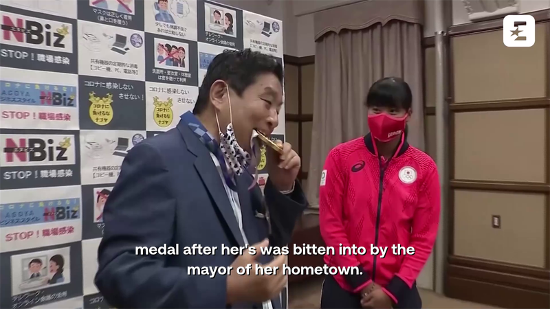Medalia de aur pe care a câștigat-o la Jocurile Olimpice i-a fost mușcată de primar