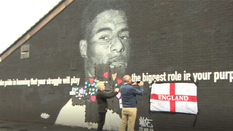 "Eroe" e "Fratello": l'Inghilterra "ripara" il murale di Rashford