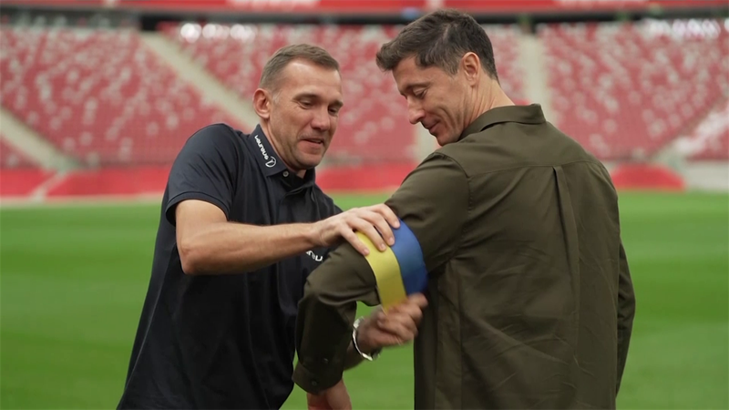 Shevchenko consegna a Lewandowski una fascia con i colori dell'Ucraina