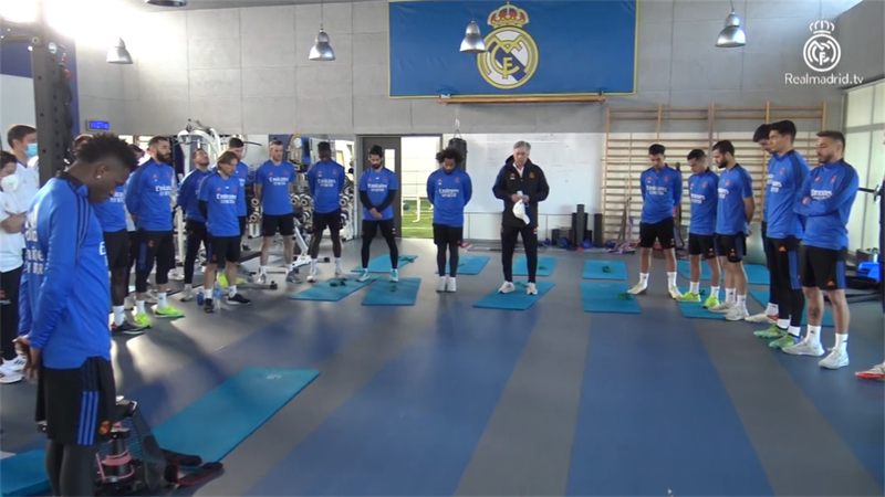 El sentido minuto de silencio de la plantilla del Real Madrid tras el fallecimiento de Gento