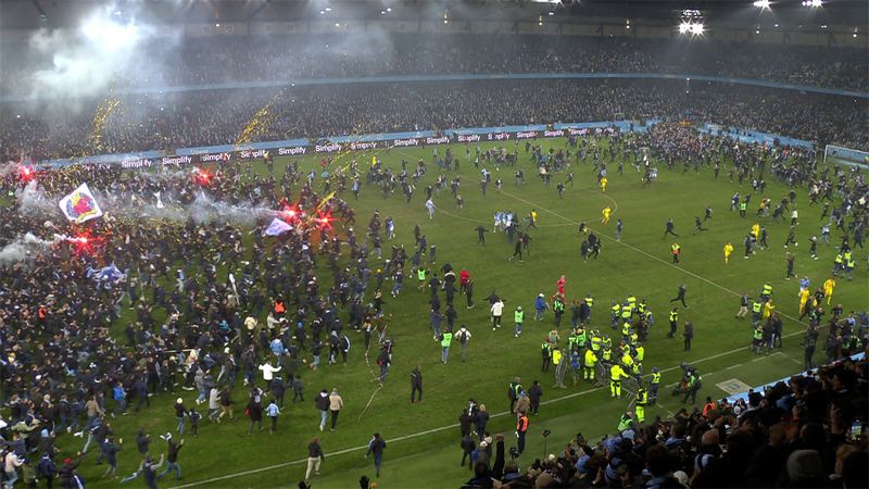 Irrer Platzsturm! Tausende Malmö-Fans stürmen Spielfeld nach Meisterschaft