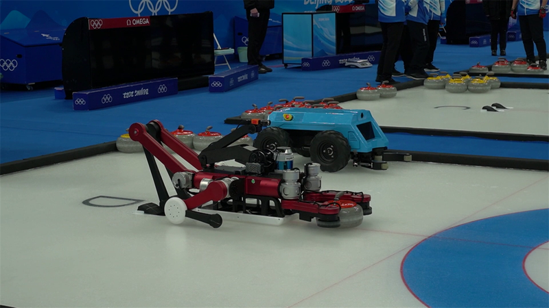 Un robot gioca a curling al posto delle persone