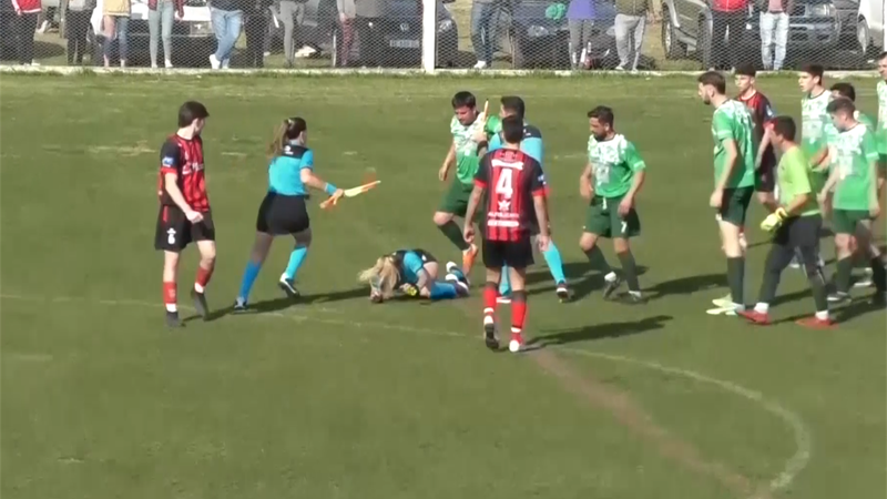 Lamentable agresión de un jugador a un árbitra en Argentina