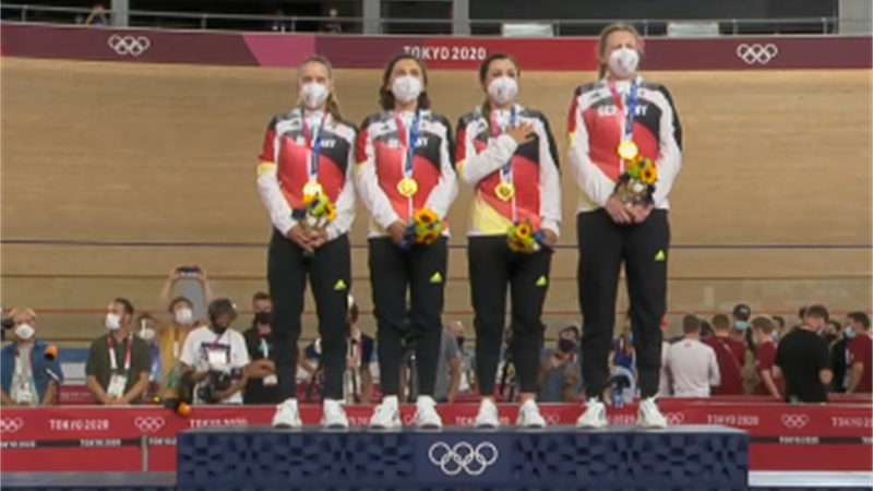 Die Siegerehrung: Bahn-Vierer bekommt Goldmedaille überreicht