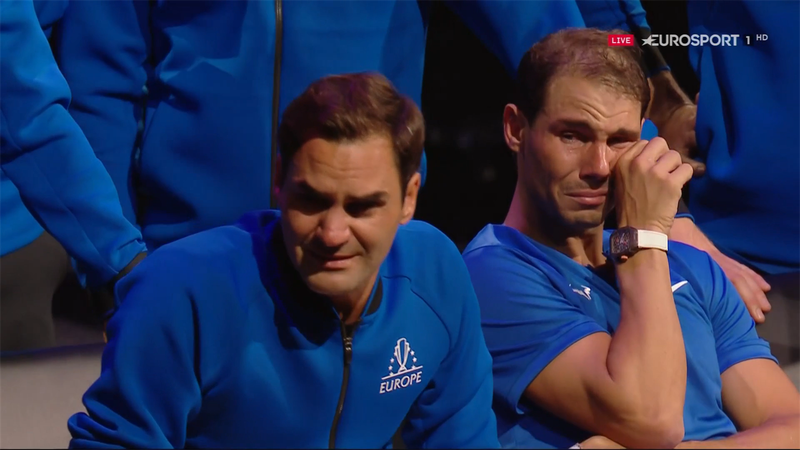Imagini greu de privit! Federer și Nadal au plâns cot la cot după ultimul meci al lui Roger
