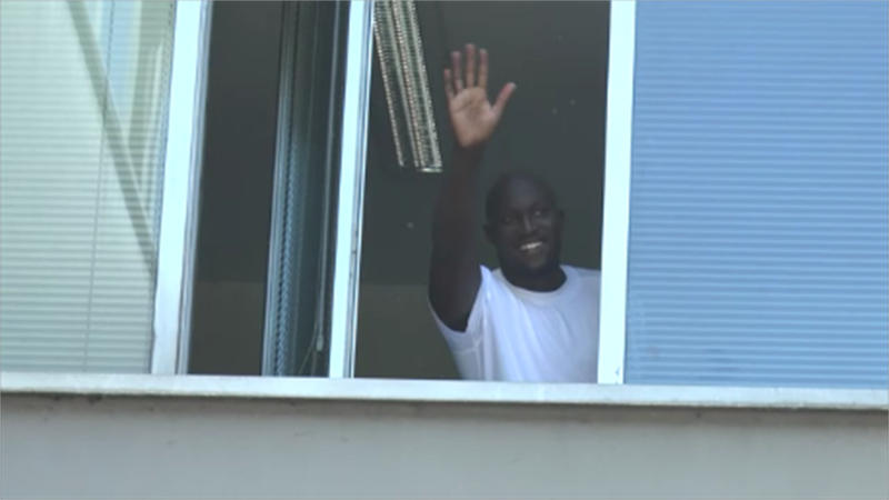 Lukaku saluta i tifosi e parte il coro "Chi non salta è rossonero"