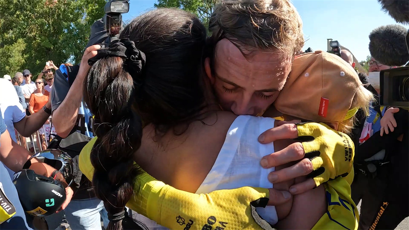 Tour de France | Vingegaard viert na finish tijdrit eerste feestje met vrouw, dochter en Jumbo-Visma
