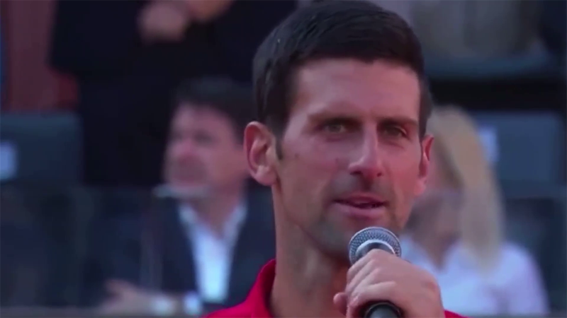 Djokovic singt kurz bei Siegerehrung