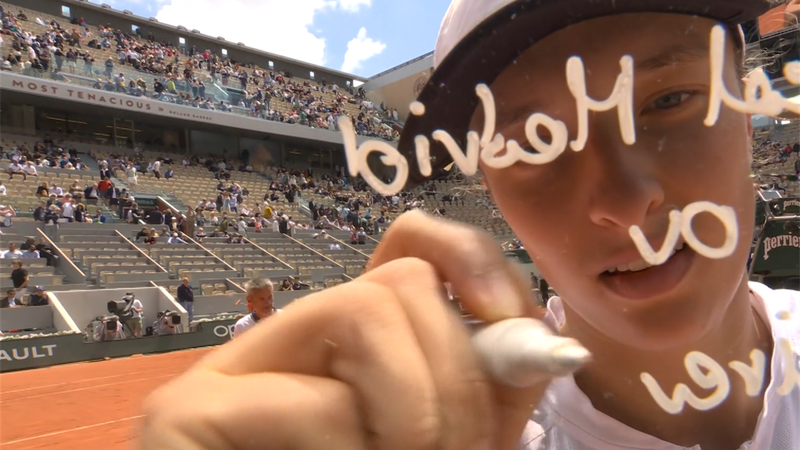 Kamera-Unterschrift mit CL-Bezug: Auch Swiatek hat Fußball im Kopf